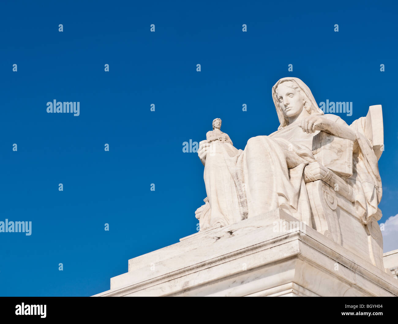 La contemplazione della statua della giustizia Foto Stock