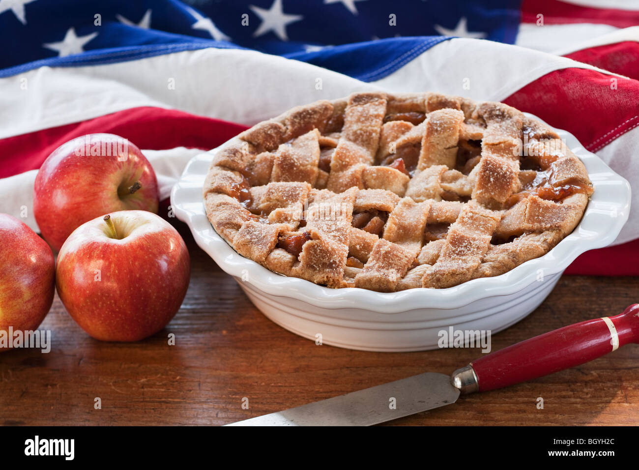 La torta di mele e bandiera americana Foto Stock