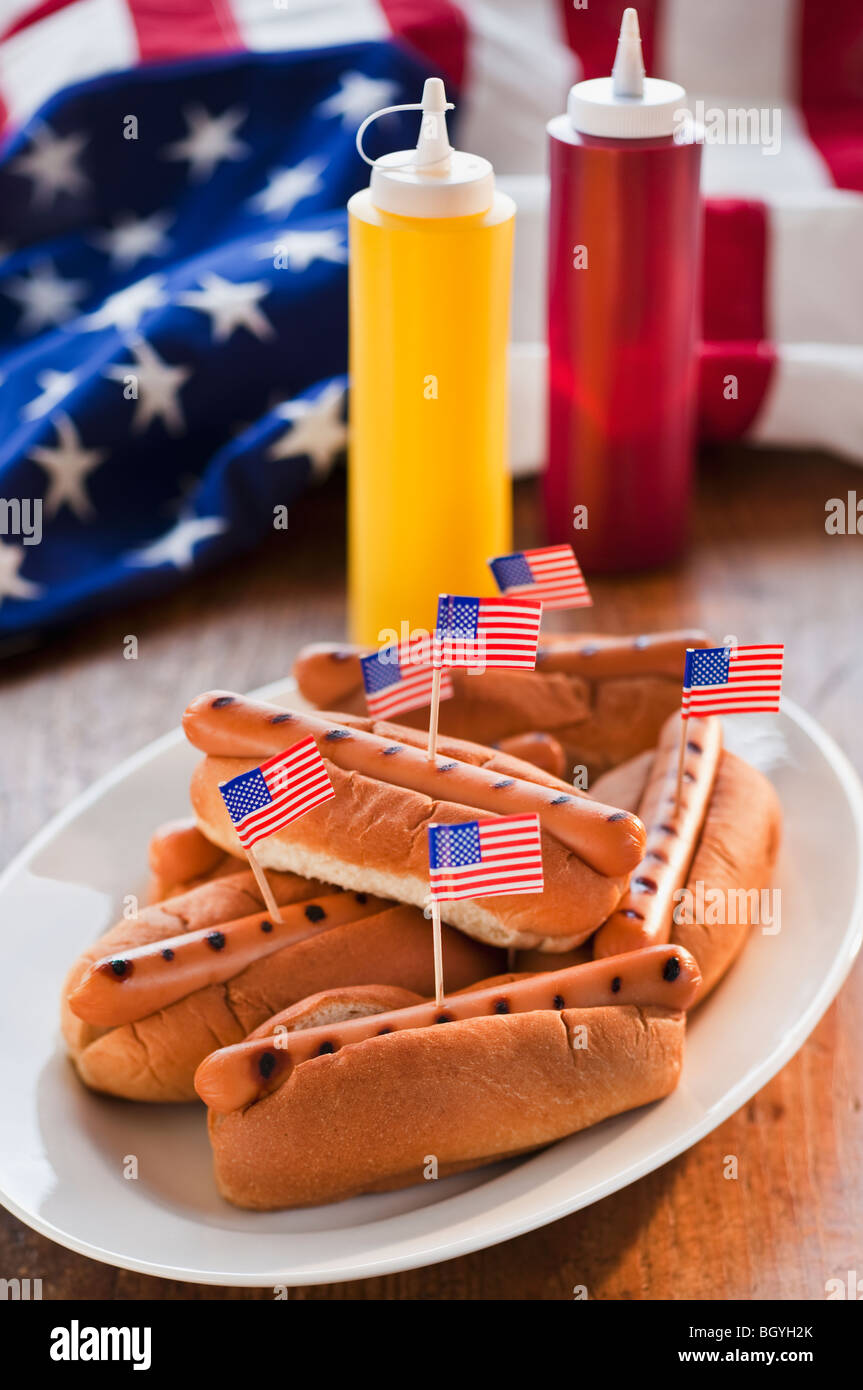 Bandierine americane in hot dogs Foto Stock