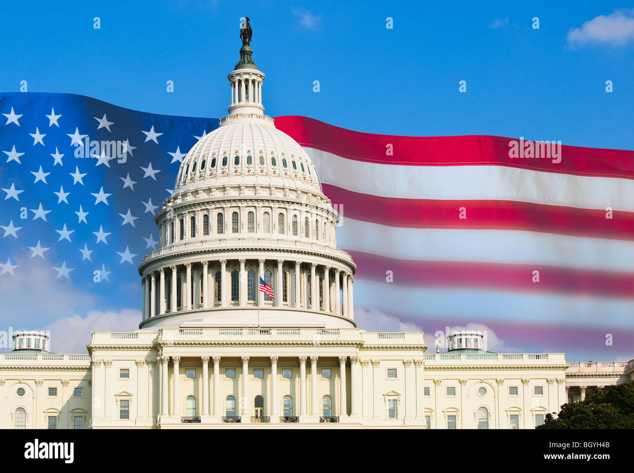 Capitol Building e bandiera americana Foto Stock