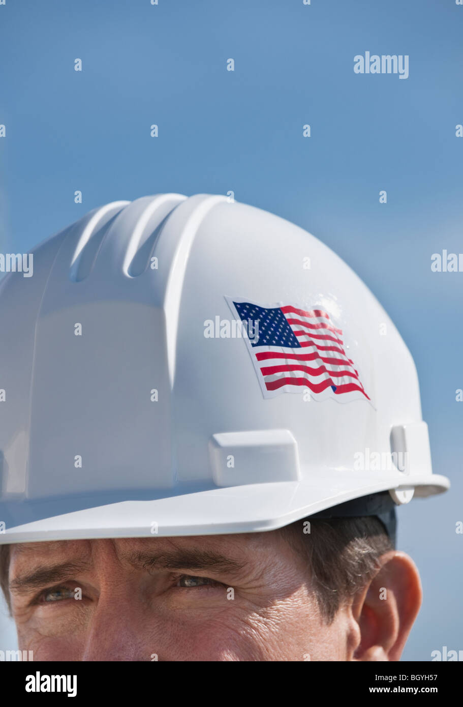 Uomo che indossa hardhat Foto Stock