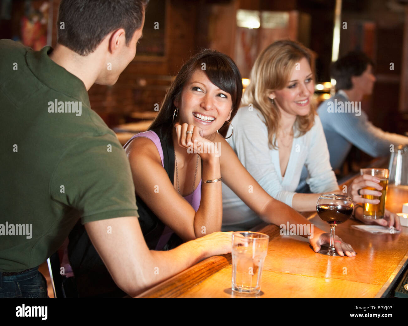 Gli amici a bere al bar Foto Stock
