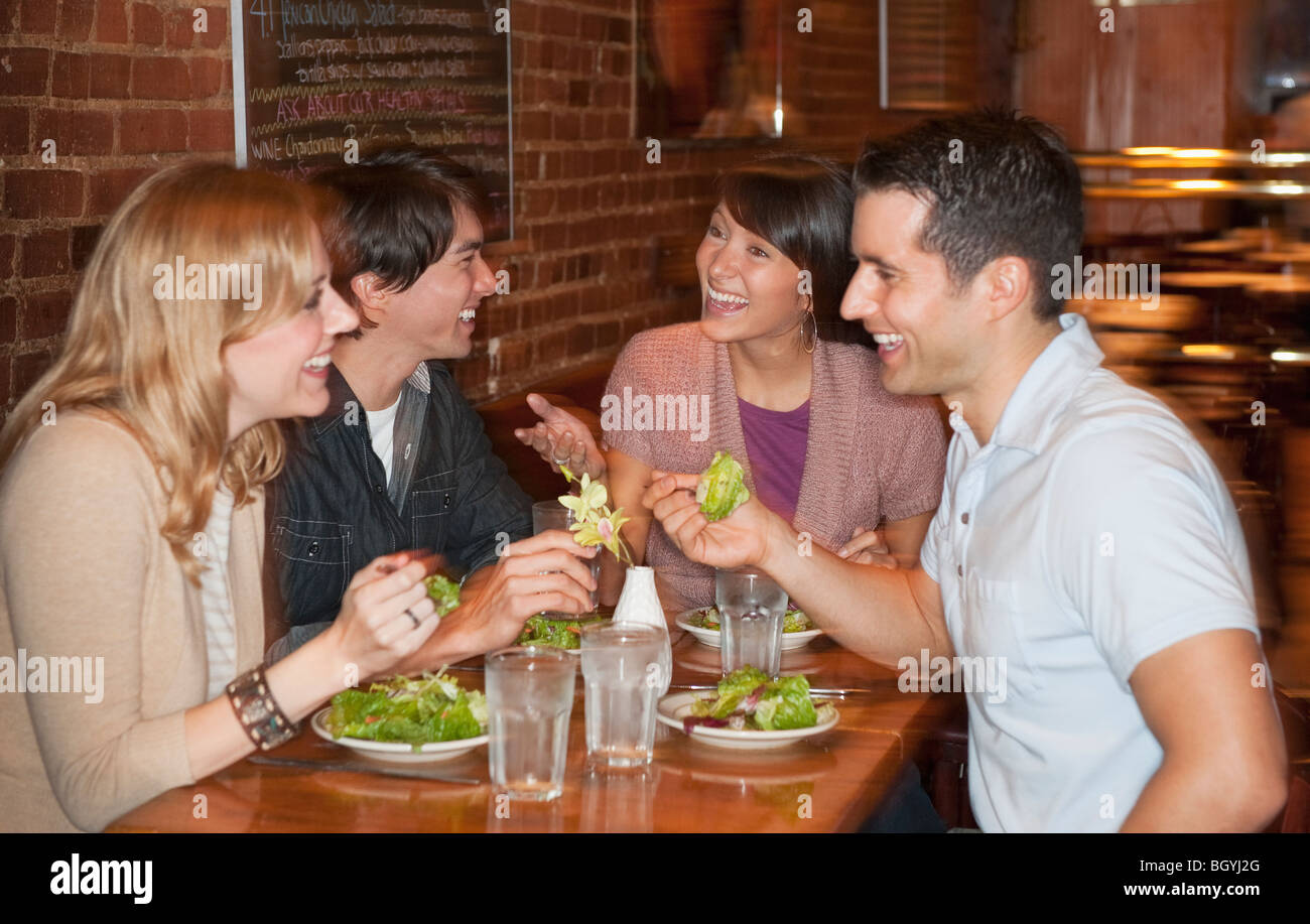 Gli amici di mangiare al ristorante Foto Stock