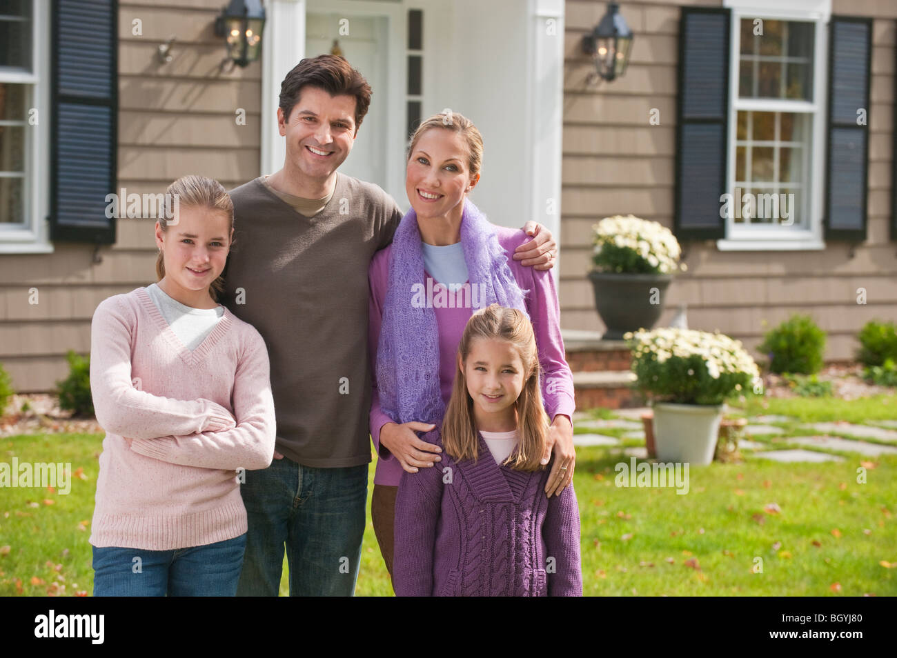 La famiglia di fronte a casa Foto Stock