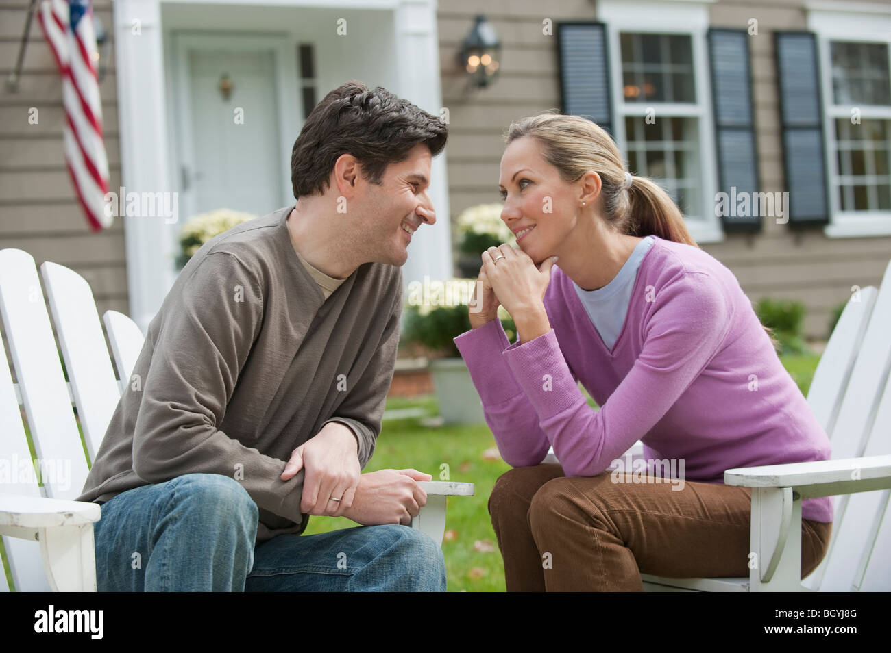 Coppia di fronte a casa Foto Stock