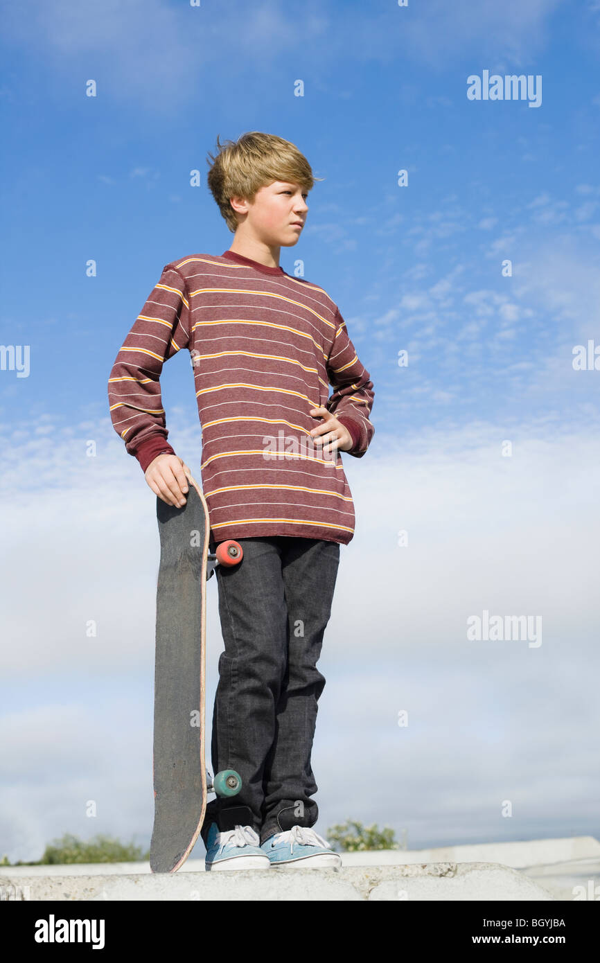 Ragazzo con lo skateboard Foto Stock