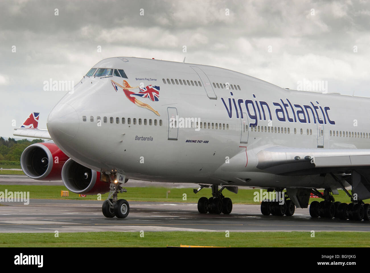 Virgin Atlantic Boeing 747-400 jumbo jet denominato Barbarella . Foto Stock