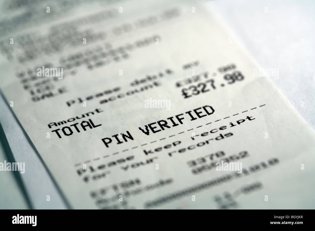 Close up di credito carta di debito tagliando pin transazione verificata Foto Stock