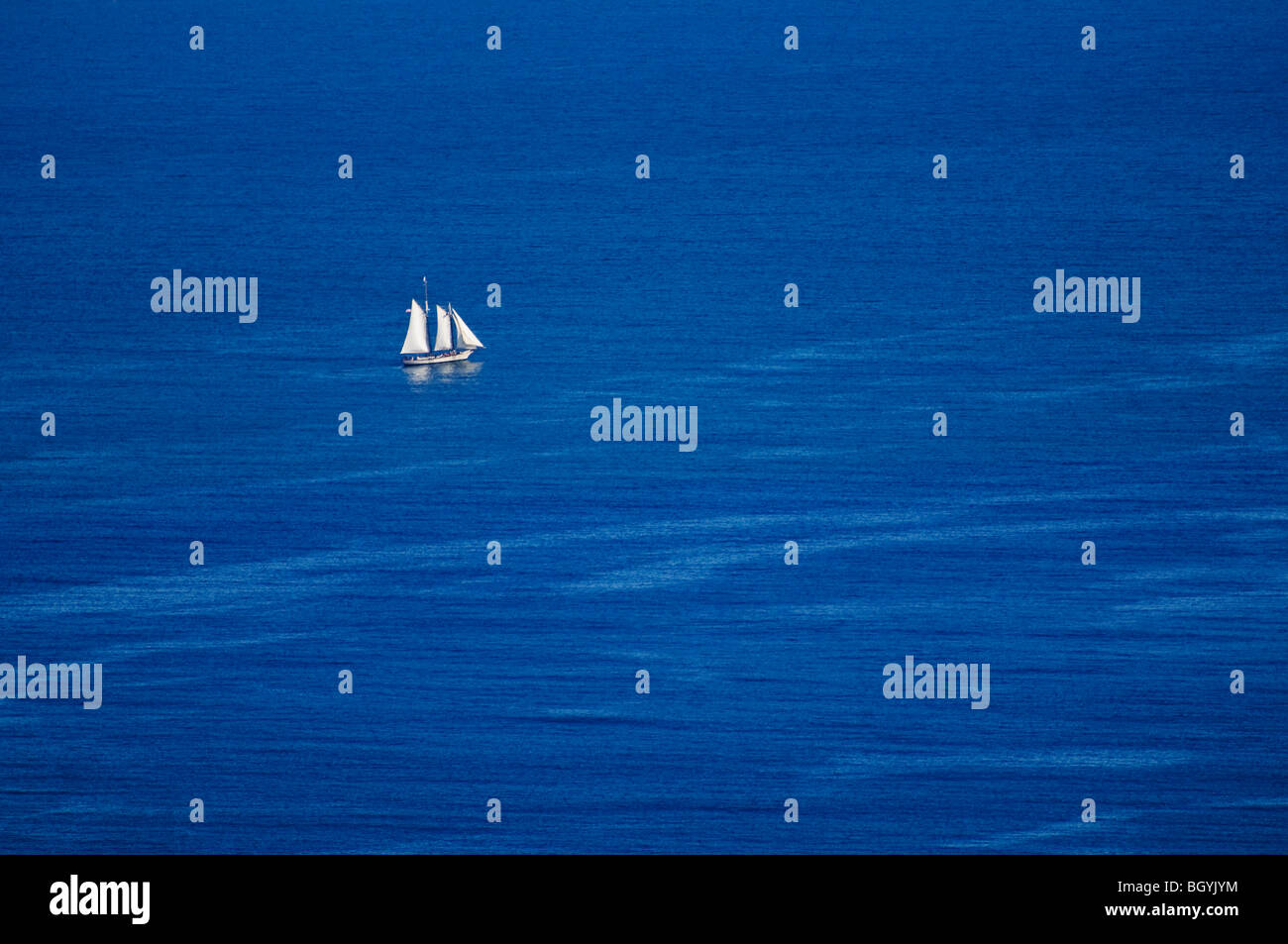 Barca a vela in oceano Foto Stock