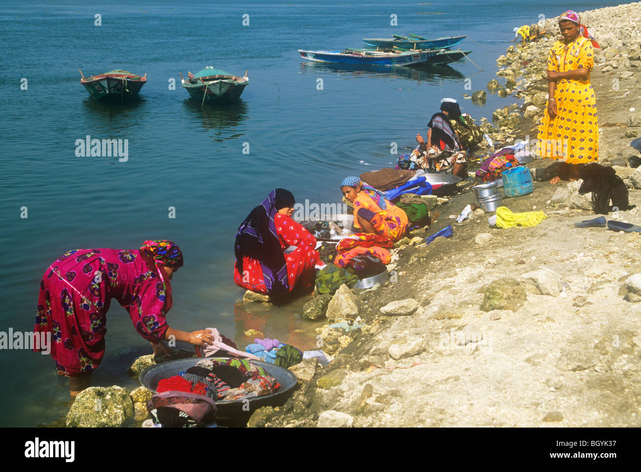 Le donne rurali il lavaggio nel fiume Nilo in Egitto Foto Stock
