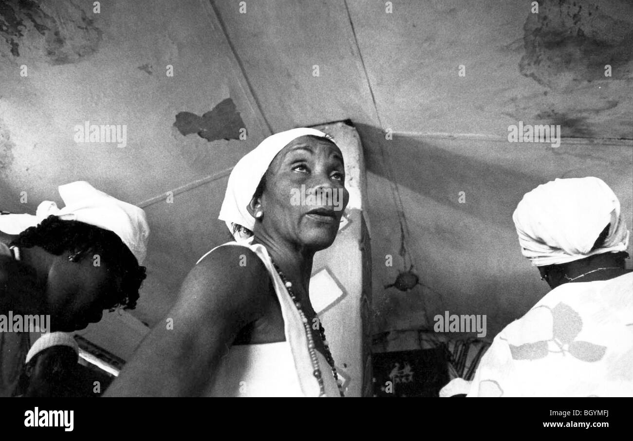 CUBA. SANTERIA rituale di Marianao, con la donna di entrare in una trance Foto Stock