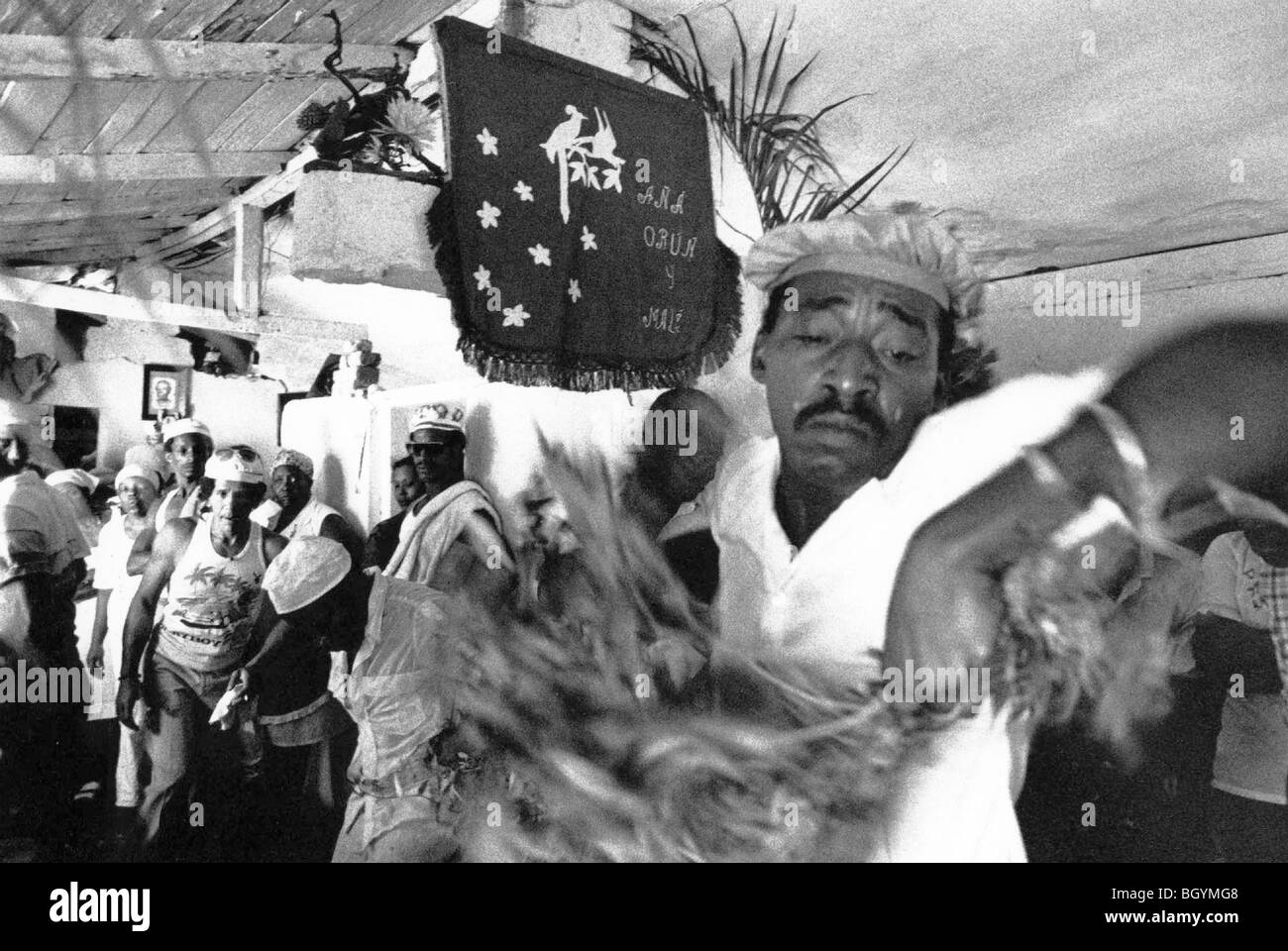 CUBA. SANTERIA rituale di Marianao, con l'uomo entrando in una trance Foto Stock
