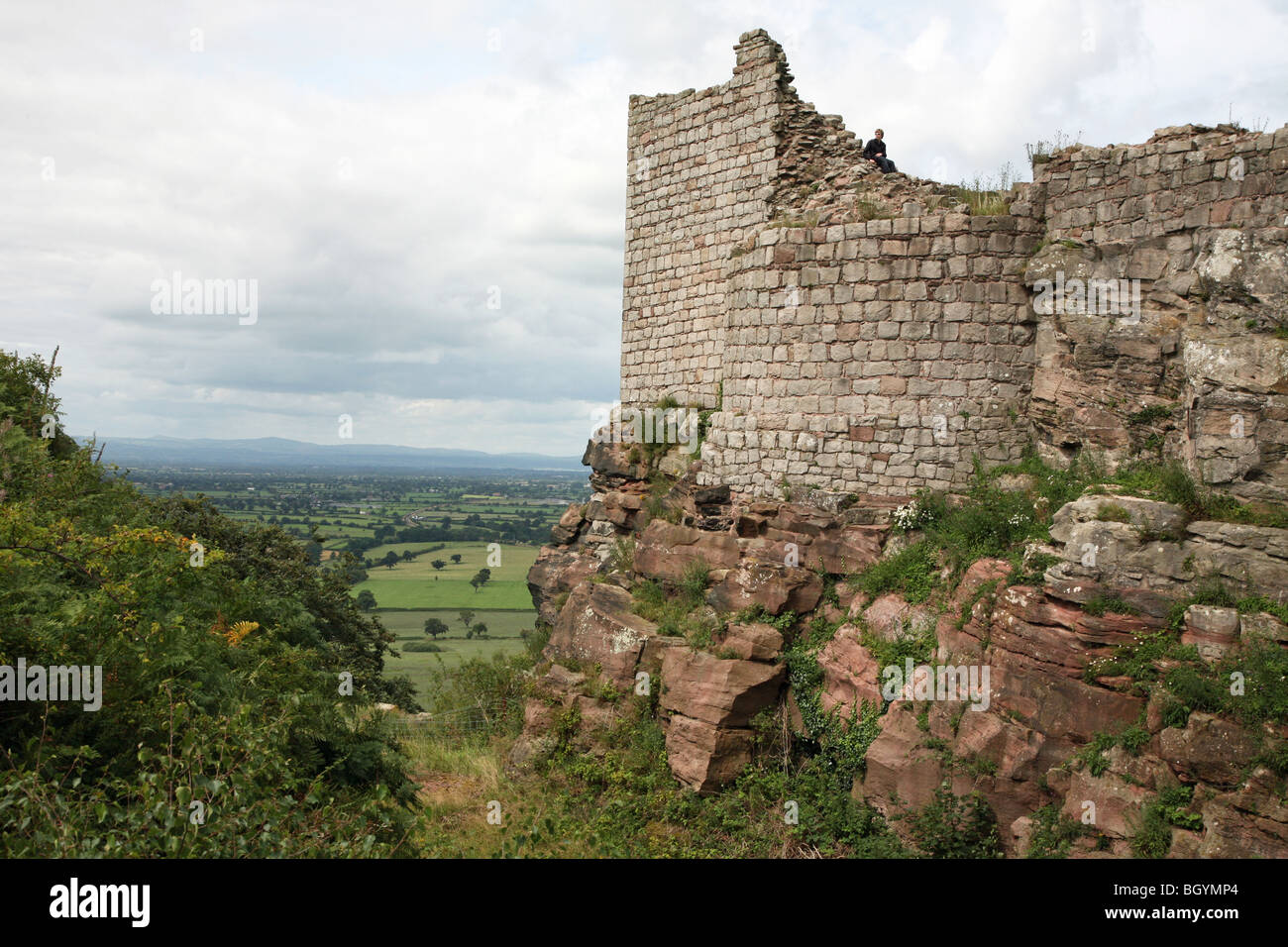 Una vista sulla pianura di Cheshire dalla cima del castello di Beeston cheshire england Foto Stock