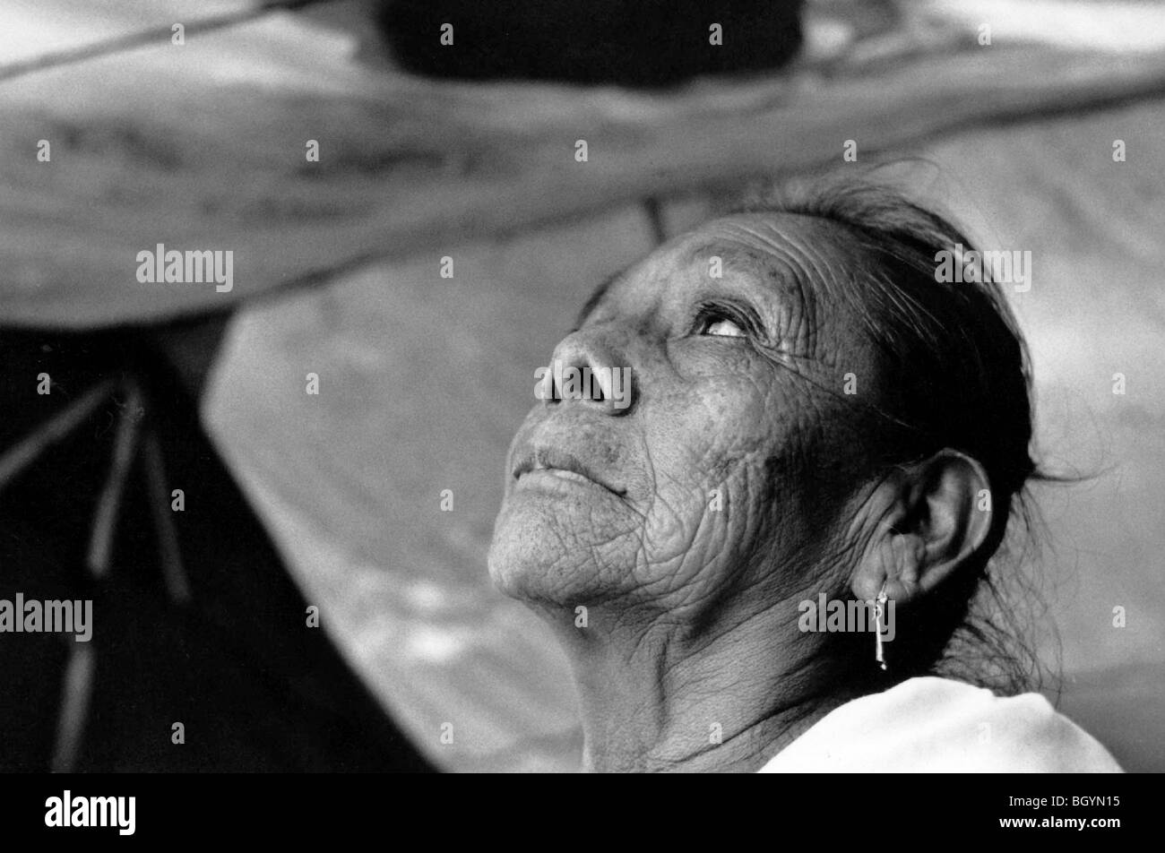 EL SALVADOR. Donna rifugiato di guerra civile negli anni ottanta, campeggio a Stadium di San Salvador Foto Stock