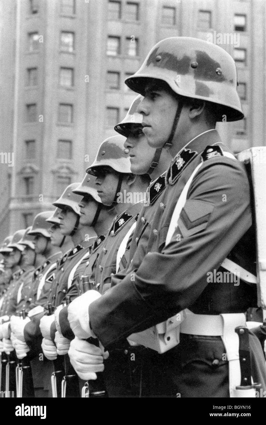 Il Cile. I soldati a PARADE visualizzazione nazi-STYLE caschi durante la dittatura di Pinochet negli anni ottanta Foto Stock