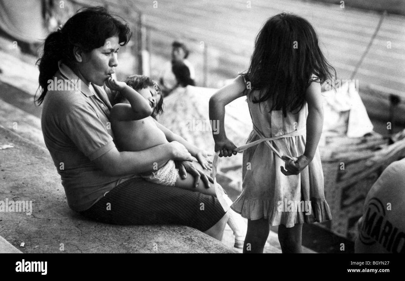 EL SALVADOR.RIFUGIATI CAMPING presso lo stadio durante la guerra civile degli anni ottanta. SAN SALVADOR Foto Stock
