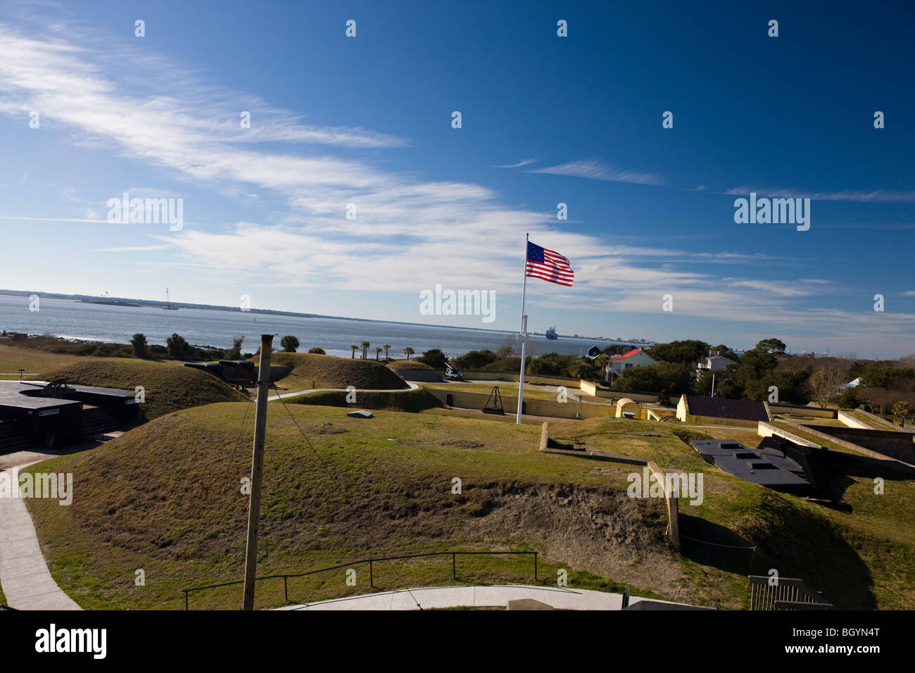 Bandiera americana vola sulla cima di una collinetta di terra fortificazione che è parte di Fort Moultrie Fort Sumter monumento nazionale Foto Stock