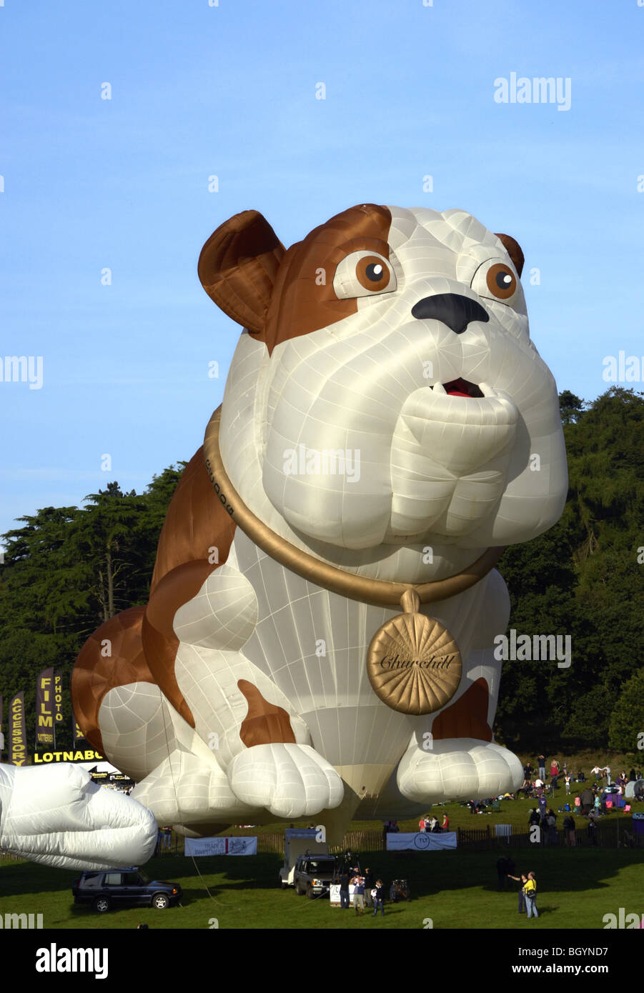 'Speciale forma'(Churchill Insurance dog) mongolfiera a Bristol International Balloon Fiesta con piccolo popolo intorno ad esso Foto Stock