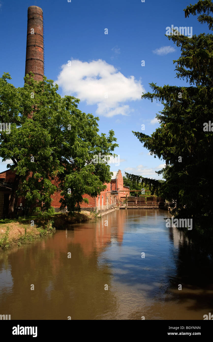 Fumo vecchio pila accanto al fiume Al Amana Lanificio a Amana colonie, Iowa, USA Foto Stock