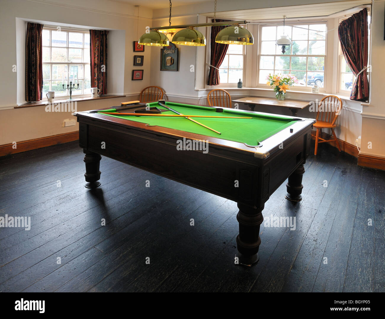 Un tavolo da biliardo in un pub bar Foto stock - Alamy