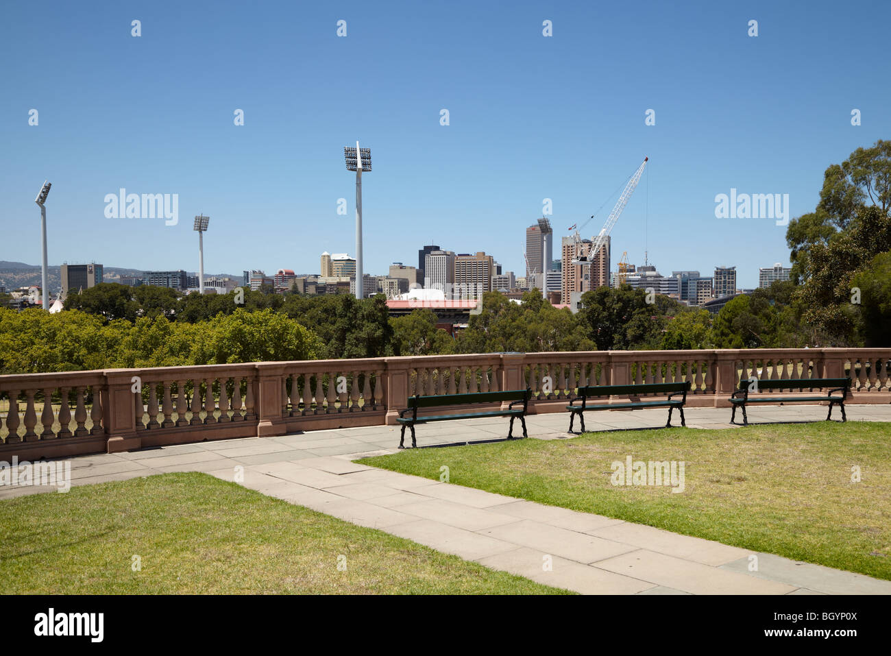 L'Adelaide skyline della città e luci di Adelaide Oval, SA, Australia Foto Stock