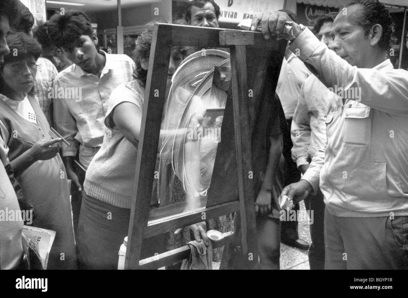 Il Perù.STREET TRADER che mostra la pulizia della finestra di Lima (Forbidden Arcobaleno foto-libro pubblicato da serpente la coda, London, 1992) Foto Stock