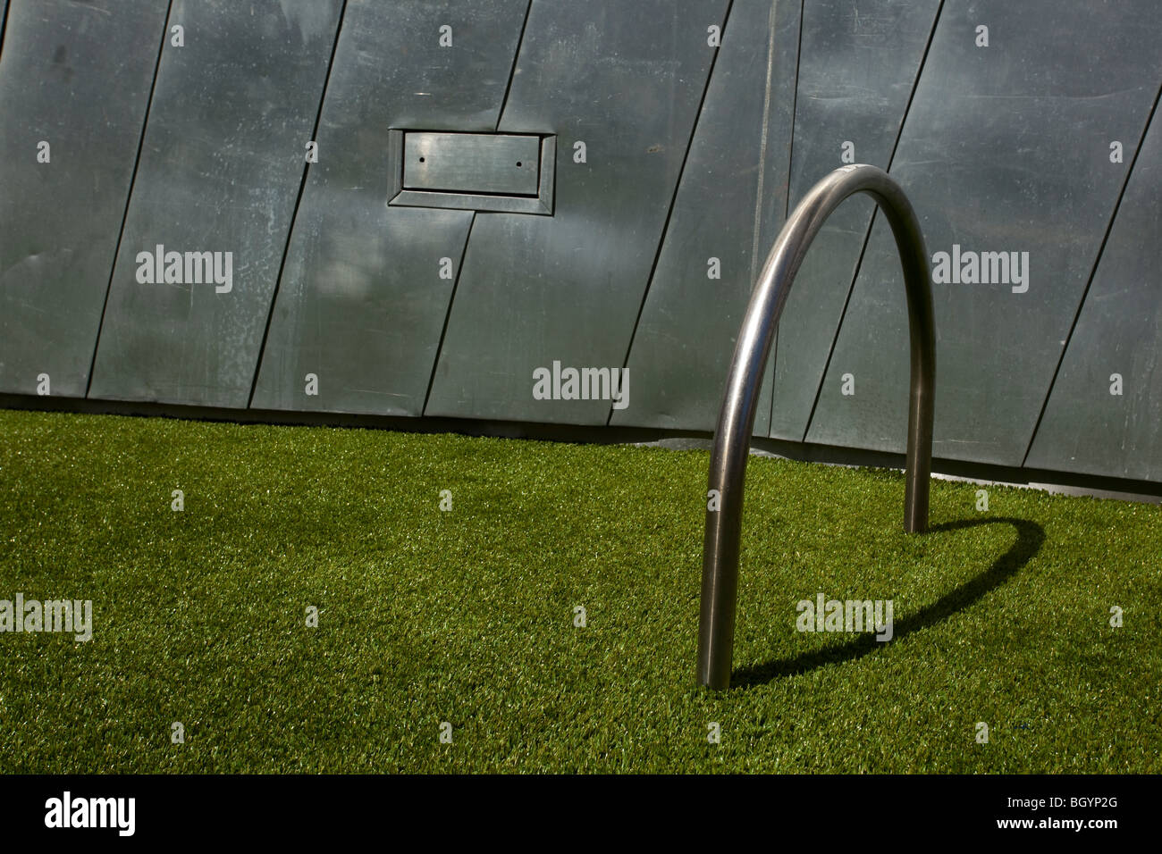 Supporto per bicicletta su falsi erba, Federation Square, Melbourne, Victoria, Australia Foto Stock