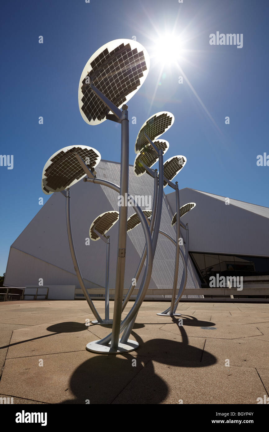 Pannello solare 'Mallee albero " sculture presso il Festival Center, Adelaide, SA, Australia Foto Stock