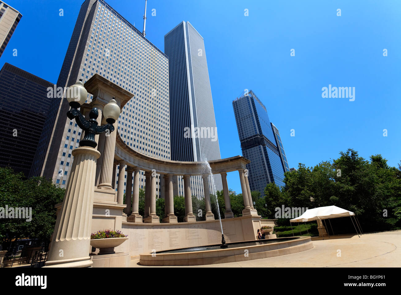 Millennium un monumento in Piazza Wrigley, Millennium Park con uno Prudential Plaza e il centro di Aon grattacieli, dietro, Chicago Foto Stock