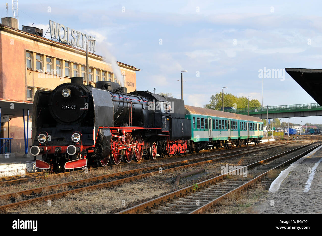 Il vapore loco sulla piattaforma in Wolsztyn stazione ferroviaria della Polonia Foto Stock