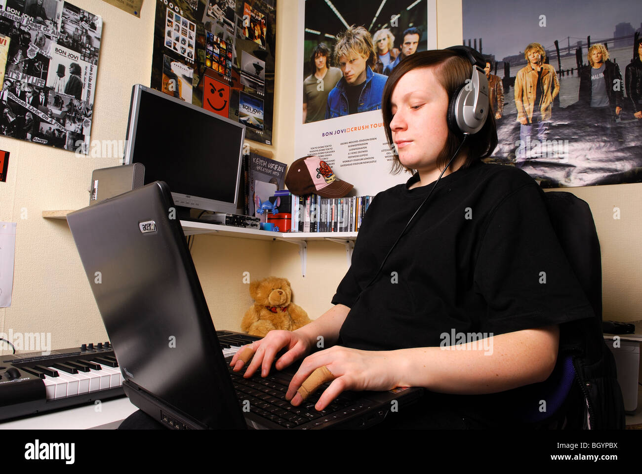 Ragazza adolescente Computer in camera da letto. Foto Stock