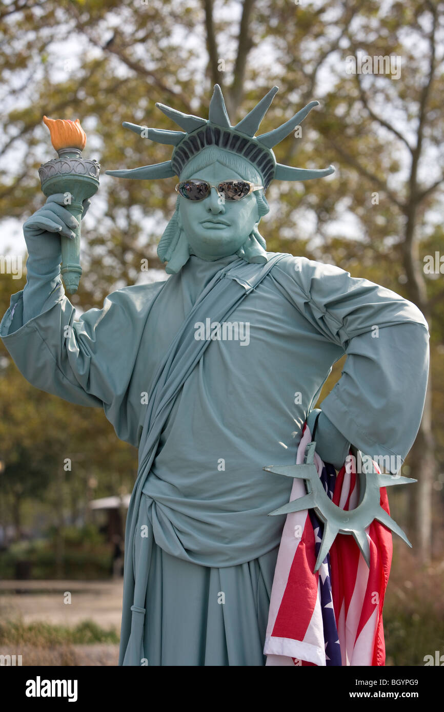 ragazza vestita in costume della statua della libertà 4698466 Arte