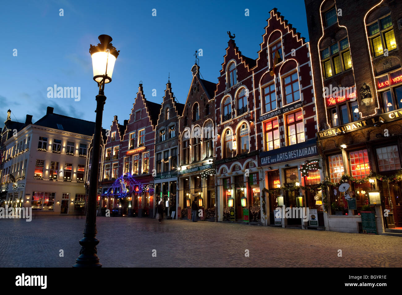 Ristoranti in Bruges Piazza del Mercato di Natale Foto Stock
