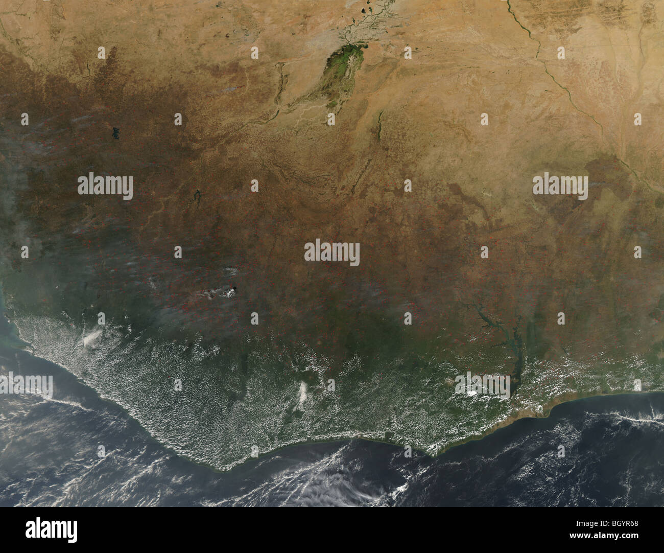 Satellite Aqua vista di incendi in Africa occidentale, piccoli rettangoli rossi mark fonti di calore (visibile di visualizzazione al 100%) della NASA di credito Foto Stock