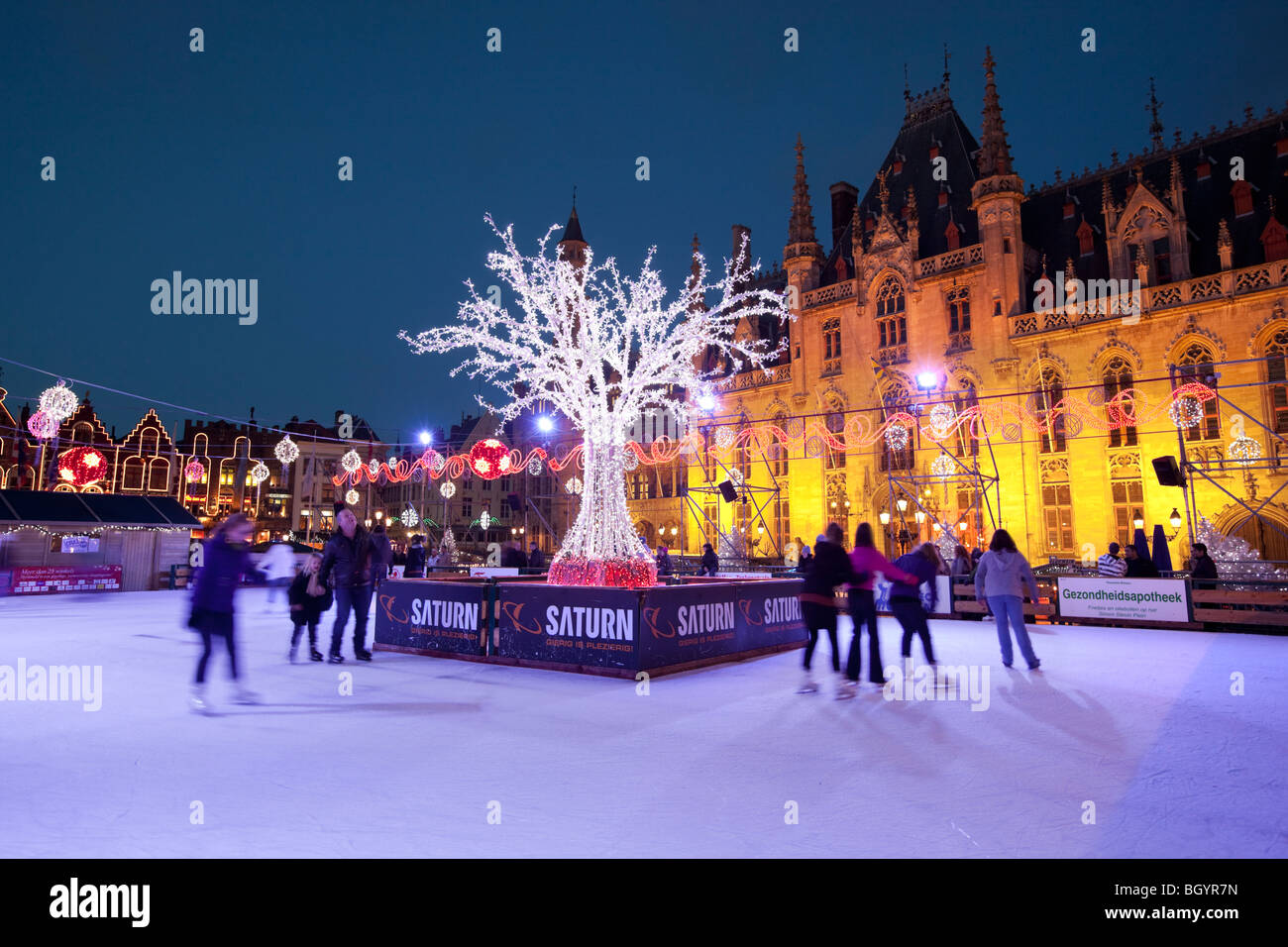 Natale pista di pattinaggio su ghiaccio in Bruges Piazza del Mercato Foto Stock