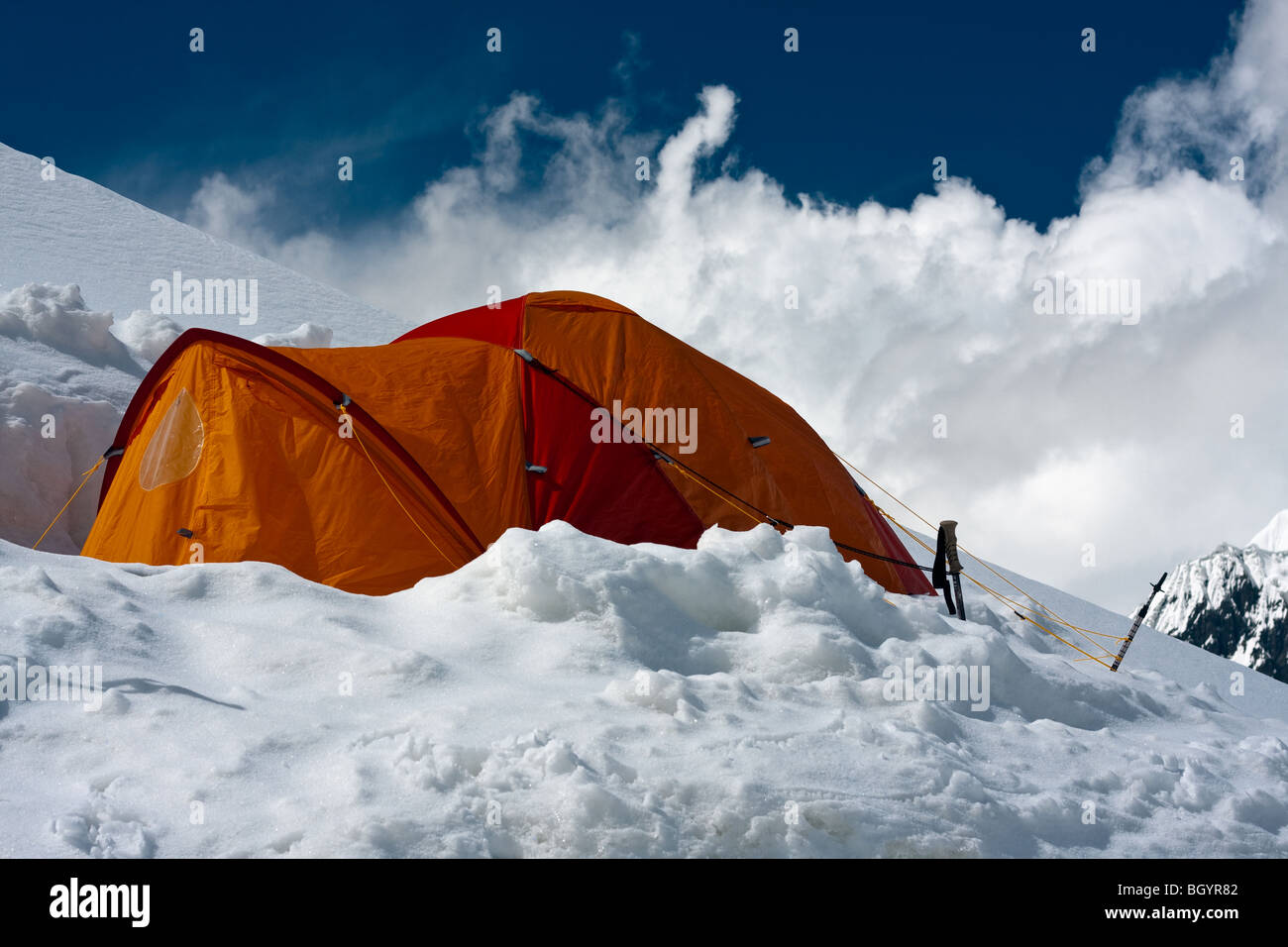 Tenda in basecamp in alta montagna Foto Stock