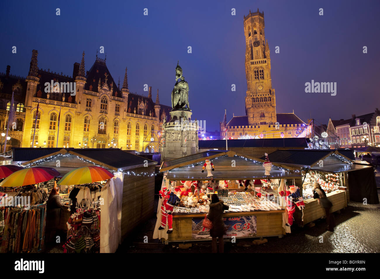 Mercatino di Natale in Bruges Piazza del Mercato, Belgio Foto Stock