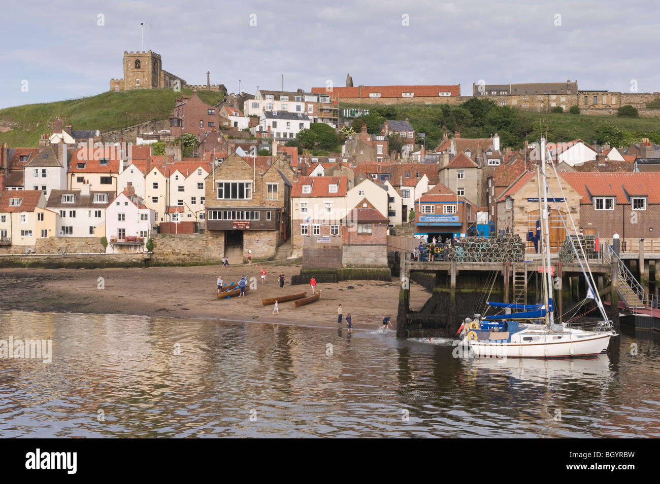 Una vista del porto di Whitby, guardando verso la East Cliff. Foto Stock