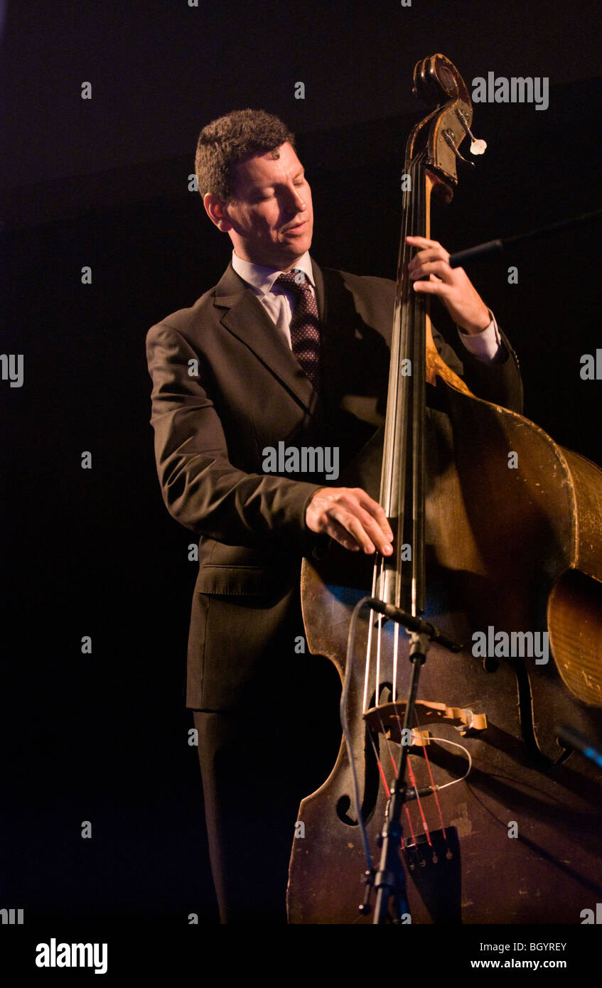 Jazz double bass player John Webber giocando "TIPO DI BLUE' con la Cosa Band a Hay Festival 2009. Foto Stock