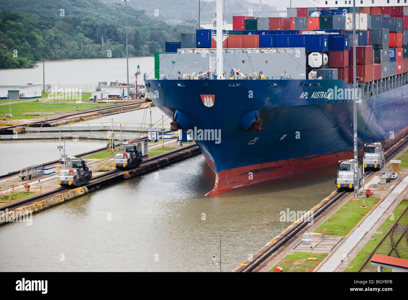 Nave da carico di entrare nel canale di Panama a Miraflores Locks, Panama City, America Centrale Foto Stock