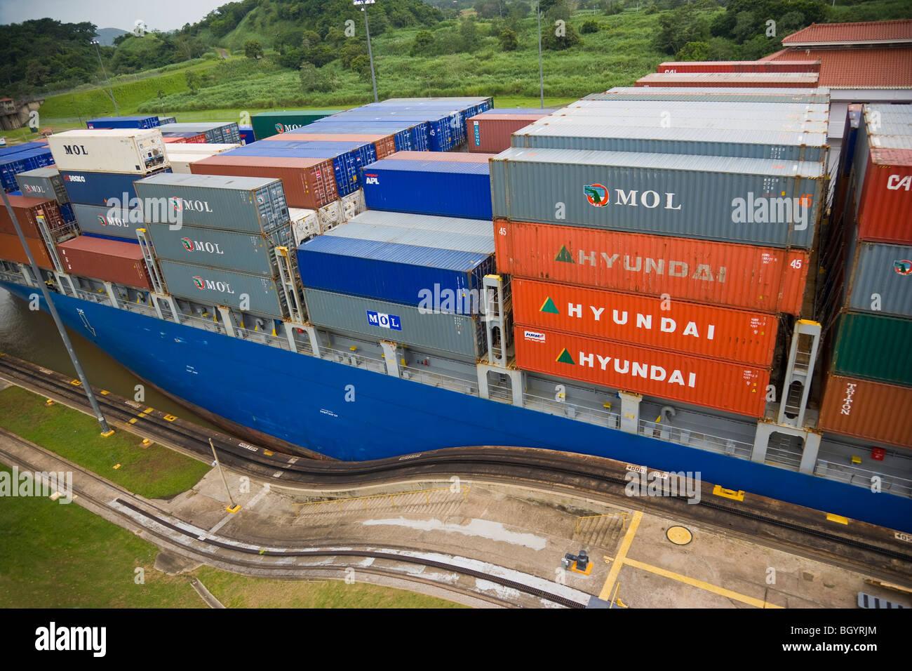 Nave da carico che attraversa il Canale di Panama a Miraflores Locks, Panama City, America Centrale Foto Stock