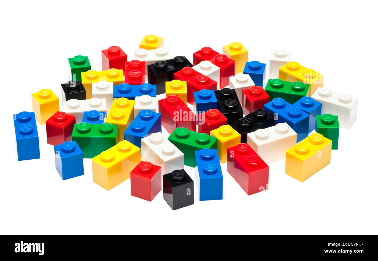 Pezzi di Lego e blocchi di costruzione su bianco Foto Stock