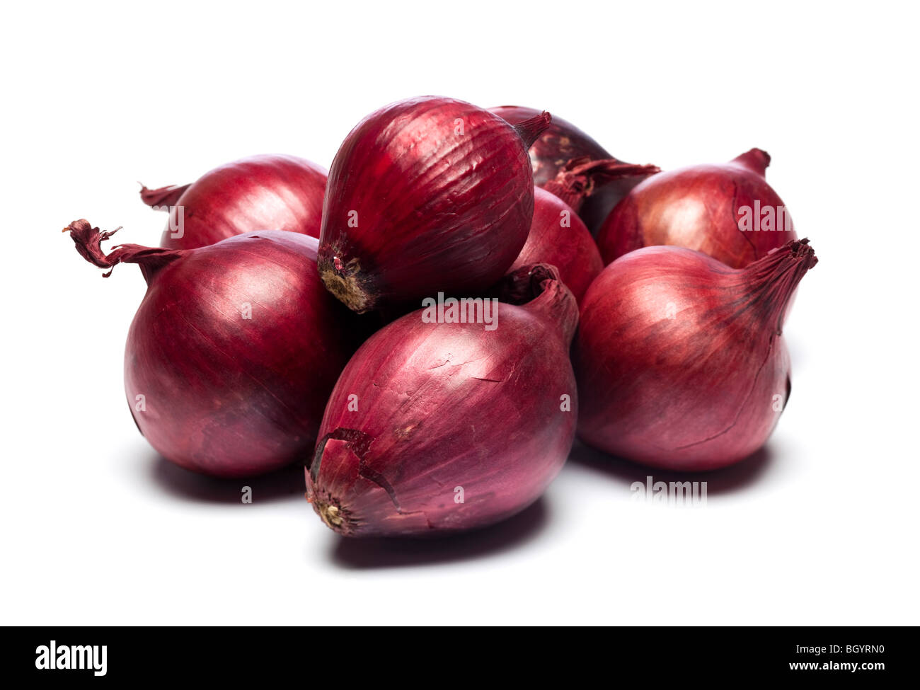 Pila di cipolle rosse, scatto in studio su sfondo bianco, cipolle Foto Stock
