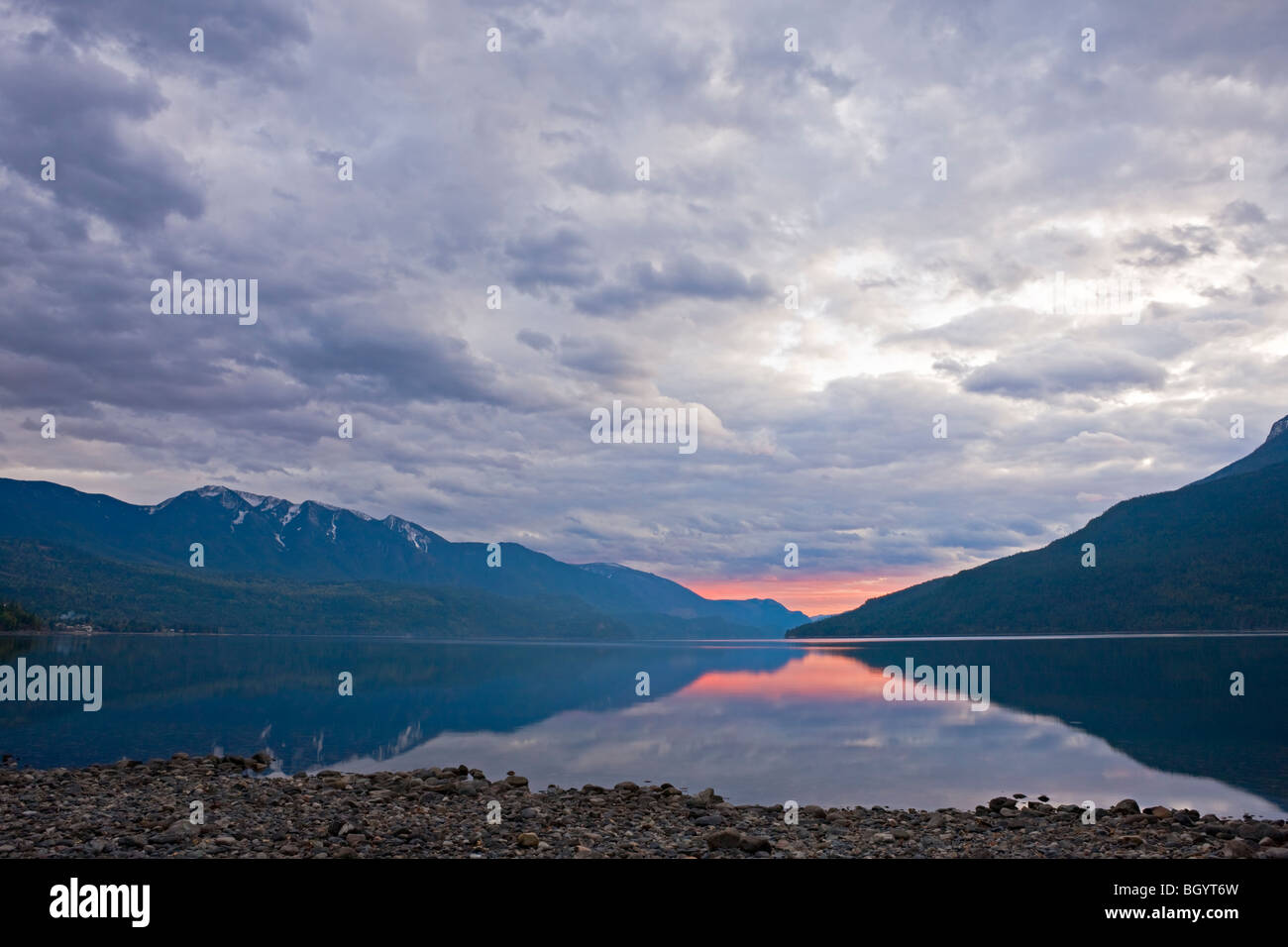 Slocan lago al tramonto dalla città di nuovo a Denver, Slocan Valley, Central Kootenay, British Columbia, Canada. Foto Stock