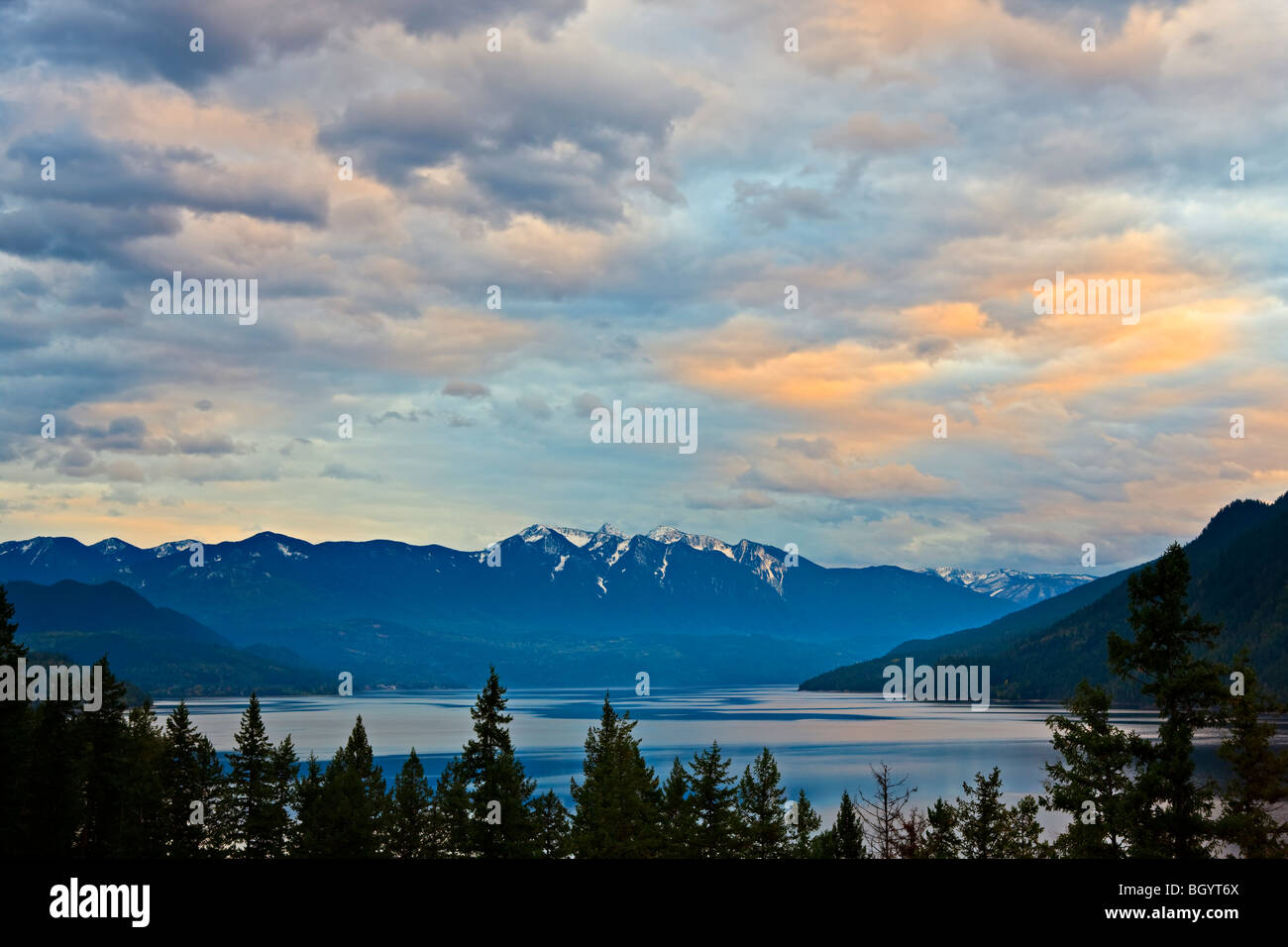 Slocan lago al tramonto orlata da Valhalla Parco Provinciale e montagne, Slocan Valley, Central Kootenay, British Columbia, Cana Foto Stock