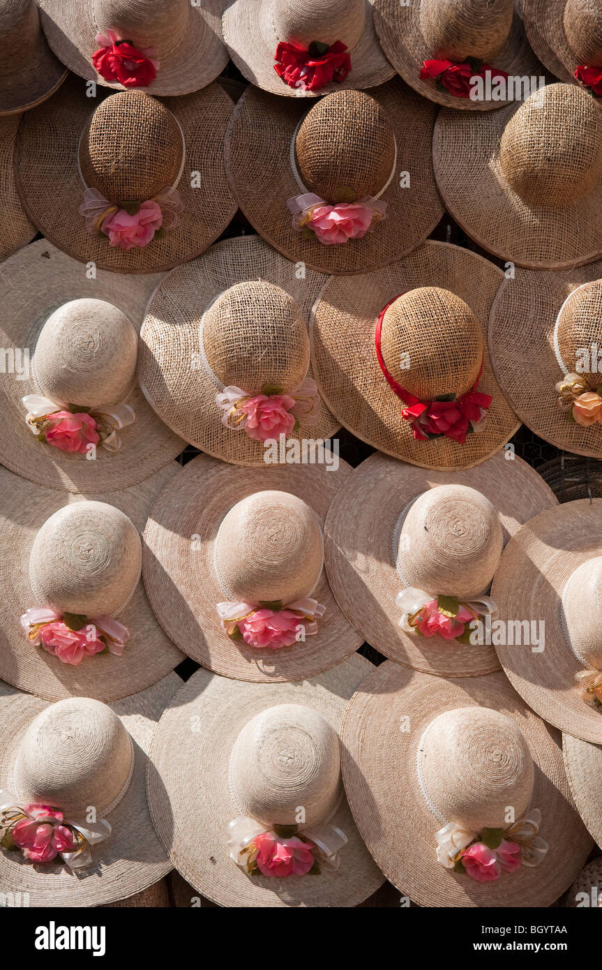 Cappelli di paglia per la vendita in plaza a San Juan de los Lagos, Jalisco, Messico. Foto Stock