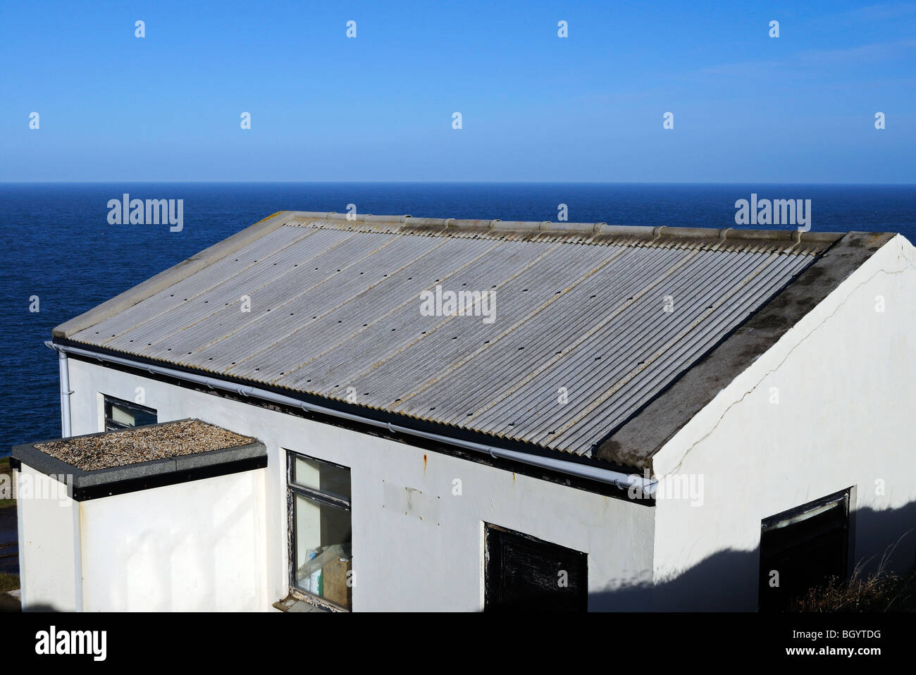 Un piccolo edificio con un tetto in amianto Foto Stock