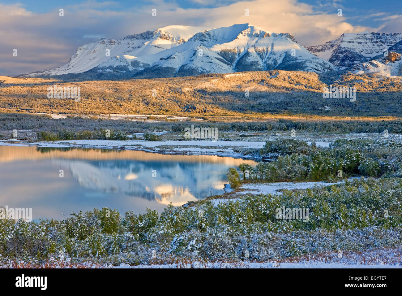 Abbassare Waterton il lago e le montagne del Parco Nazionale dei laghi di Waterton (un sito Patrimonio Mondiale dell'UNESCO e Riserva della Biosfera), Albert Foto Stock