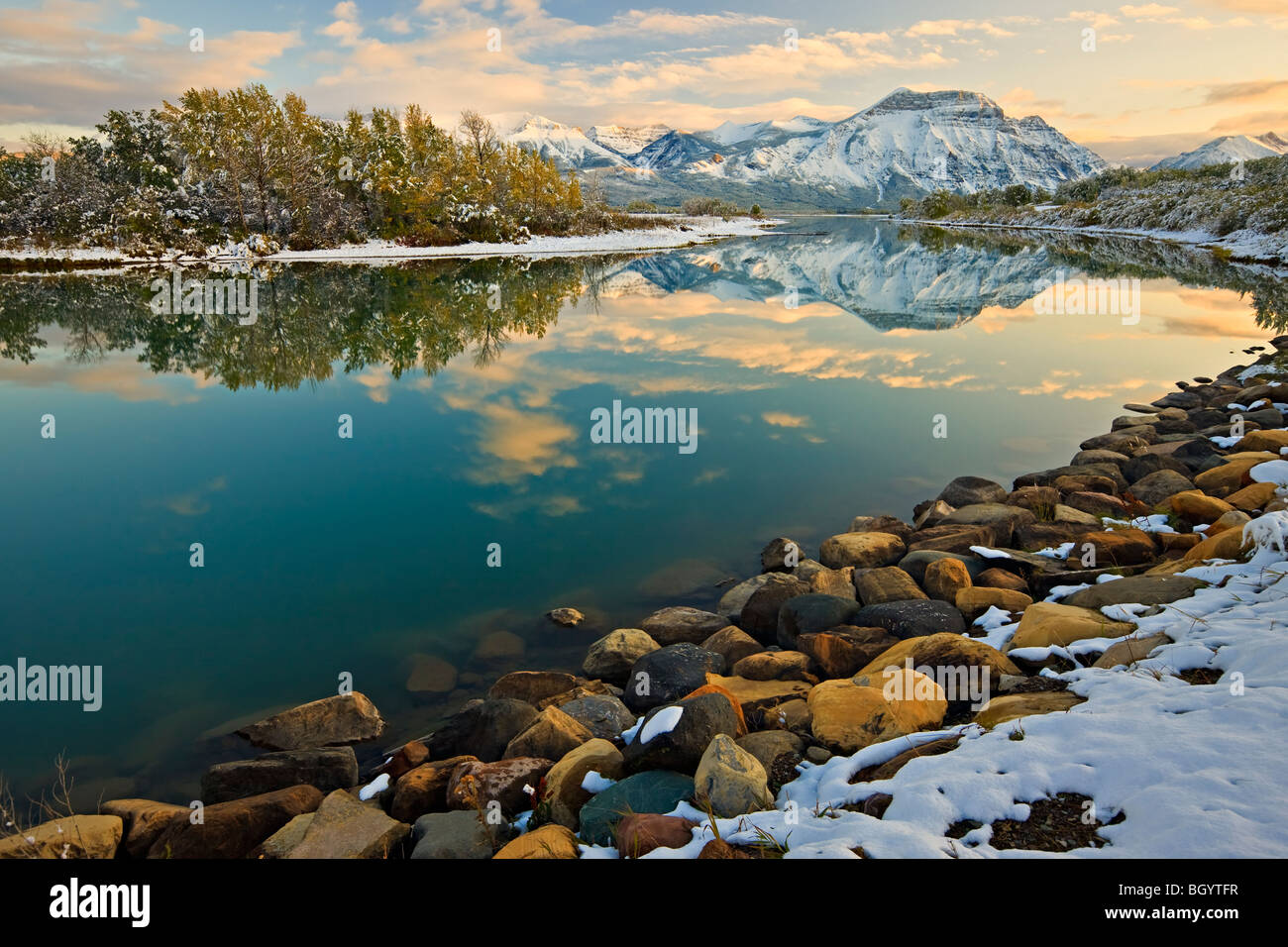 Le riflessioni di Mt Vimy sul basso Lago di Waterton (cavaliere del Lago) al tramonto nel Parco Nazionale dei laghi di Waterton (patrimonio mondiale dell UNESCO Foto Stock