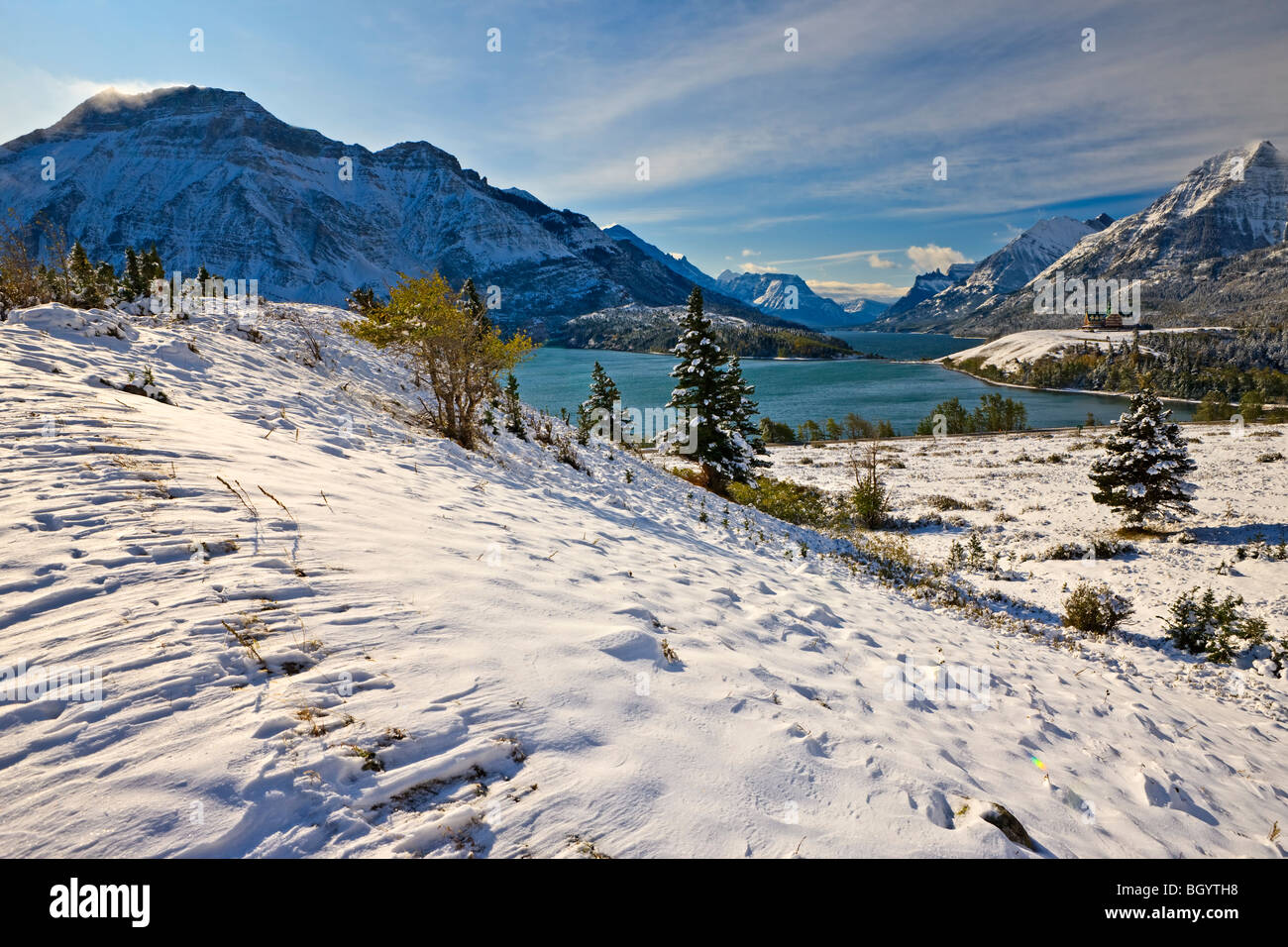 Centro Lago dopo la nevicata fresca nel Parco Nazionale dei laghi di Waterton (un sito Patrimonio Mondiale dell'UNESCO e Riserva della Biosfera), Alberta, Ca Foto Stock